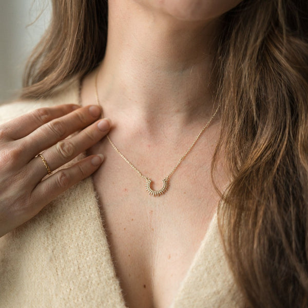 COLLIER GLEE "CURVED LUCK" GOLD