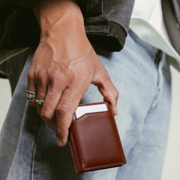 PORTE-FEUILLE NAPPA "SKINNY SLEEVE" BRANDY