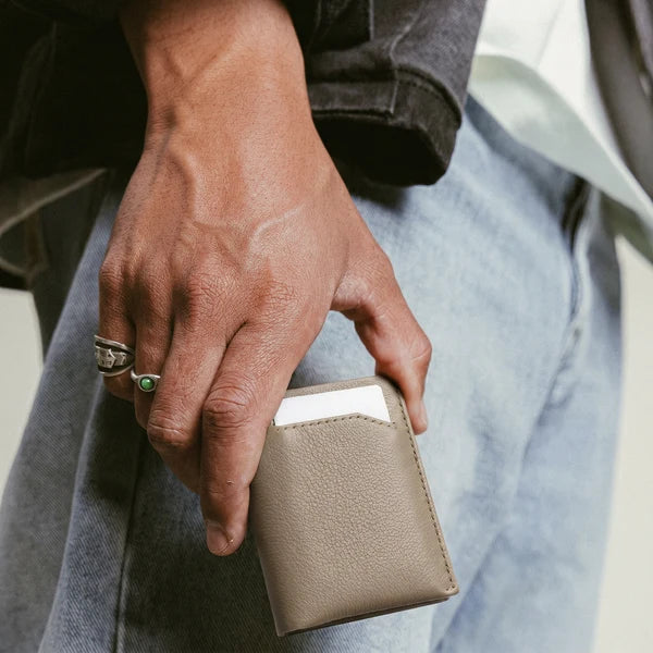 PORTE-FEUILLE NAPPA "SKINNY SLEEVE" CAMEL
